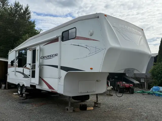 2011 Crossroads Cruiser 5th Wheel - 31 ft in RVs & Motorhomes in Delta/Surrey/Langley - Image 2