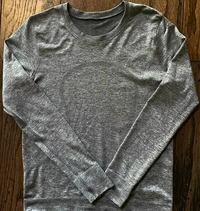 Lulu Lemon, Long Sleeve Swifly. in Women's - Tops & Outerwear in Oshawa / Durham Region - Image 2