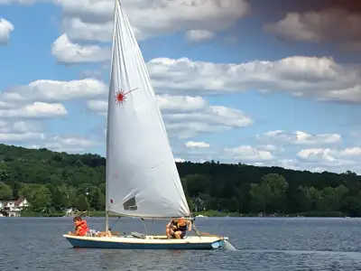 Lazer 1 1987 a très bonne état. Viens avec remorque,3 voiles 2 quille et deux gouvernails. Housse ,...