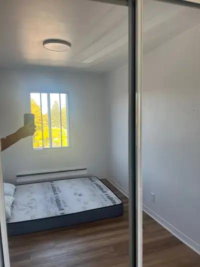 Bonjour, Urgent J'ai une chambre à louer pour fille seulement dans un 4 1/2 à 5 min par bus du métro...