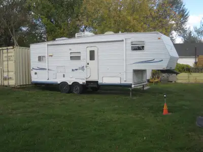 Selling this 2003 JAYCO RV 5th Wheel. Comes with 2 rolling canopies on both sides. NEW tires and bea...