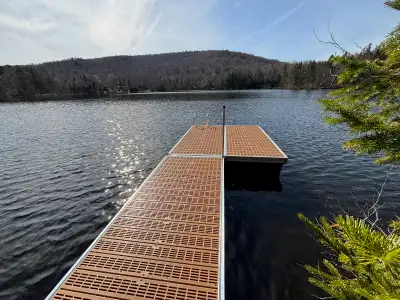 Charmante maison de type chalet plein pied en bordure du Lac-Bleu, un environnement privilégié pour...