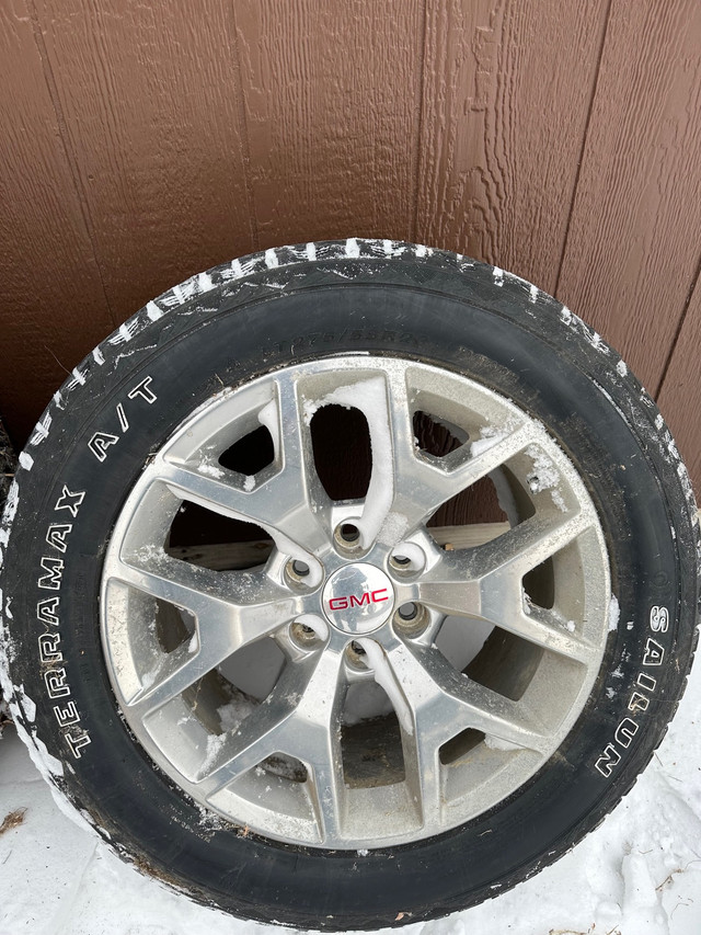 2015 GMC Sierra wheels and tires  in Tires & Rims in Moose Jaw - Image 3