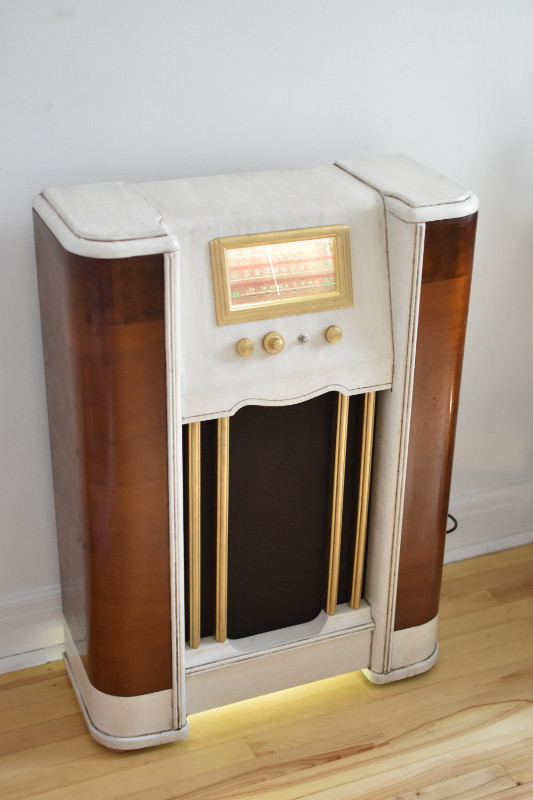 Jukebox Radio Antique Cabinet "Smart" in Arts & Collectibles in Kingston