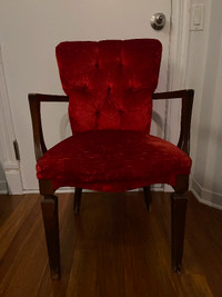 Chaise antique en velours rouge.