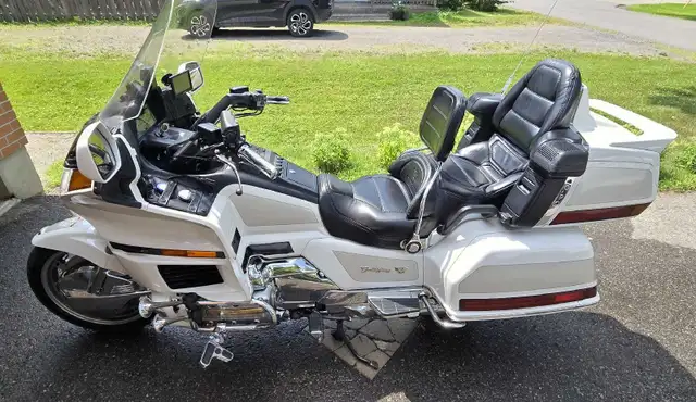1997 model-year GL1500 Goldwing SE (Special Edition) and Trailer in Touring in Ottawa - Image 2