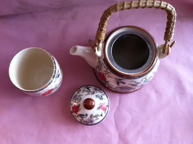 VINTAGE AISAN TEA POT AND CUP in Arts & Collectibles in Barrie - Image 8