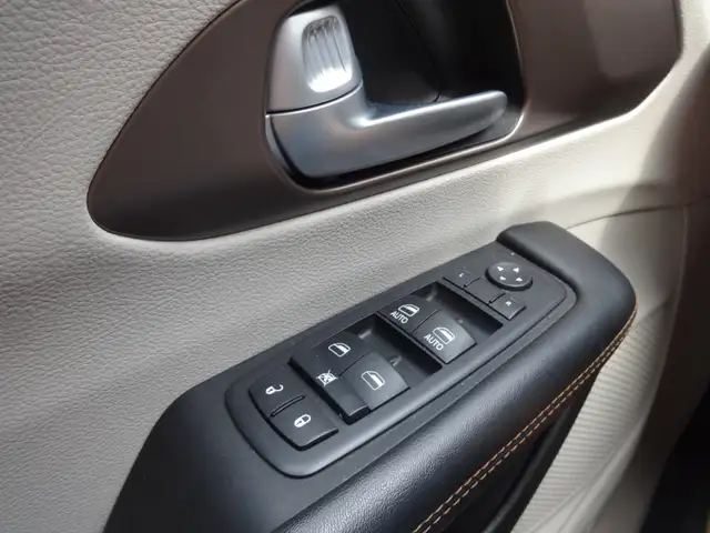 2017 Chrysler Pacifica Touring L 101550Km in excellent condition in Cars & Trucks in Markham / York Region - Image 10