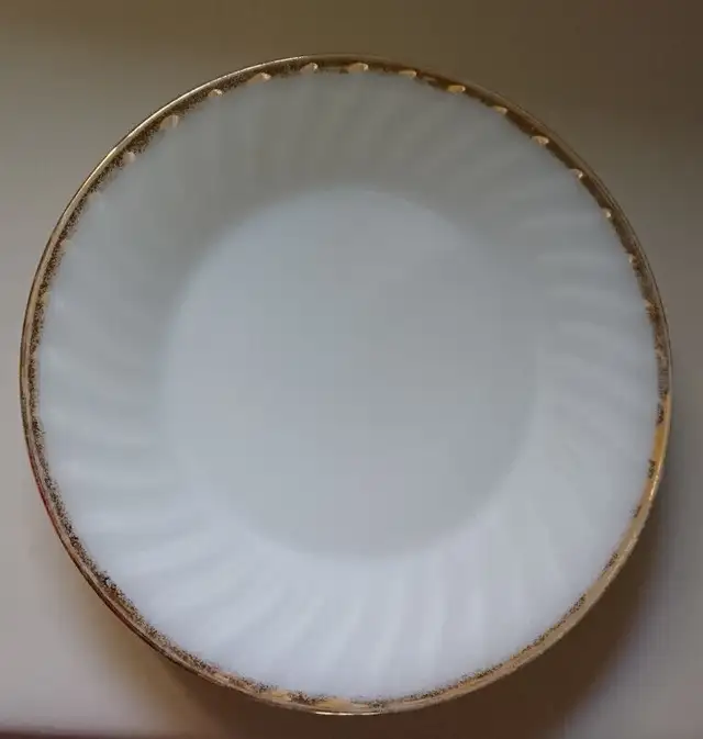 Vintage Fire King Oven Ware 9" White Dinner Plates with Gold Rim in Arts & Collectibles in Oshawa / Durham Region - Image 5