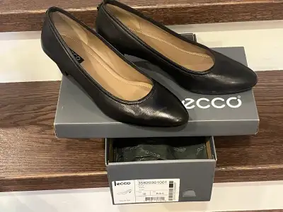 ECCO Altona women’s low-heel/pump-style shoe in Mint Condition!, View more