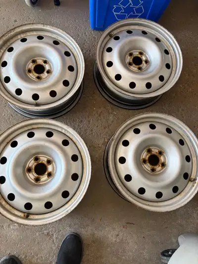 Set of 4 lightly used 17” steel rims originally mounted on a Subaru Crosstrek. Specifications are: 1...