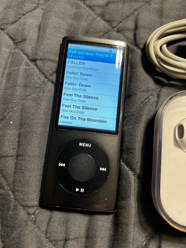 Apple iPod Nano 8gb 5th Gen Gray Bundle (A1320/MC031LL) Camera in iPods & MP3s in Oshawa / Durham Region - Image 2