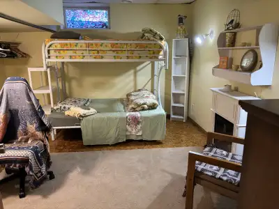 ROOM&BOARD ACROSS THE STREET FROM THE UNIVERSITY OF MANITOBA IN BEAUTIFUL 2 STORY, 3000 SQ. FT. HOME...