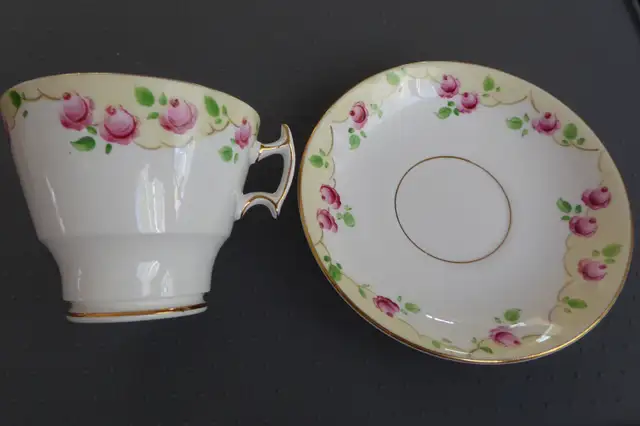 Fine Bone China teacups with saucers565173305748367367