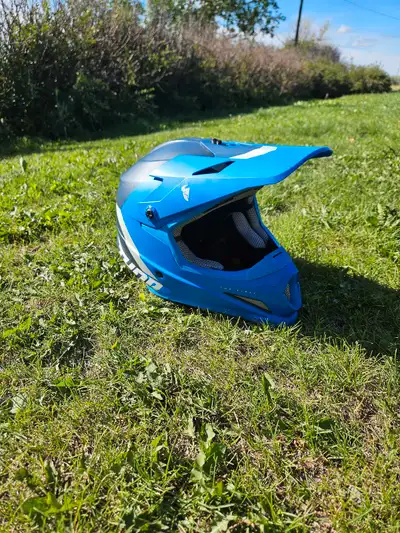 This is a used Thor Sector motocross helmet in a size large, 59-60cm, It's in great condition and re...