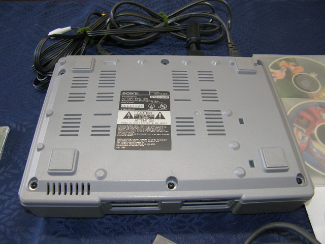 Console Playstation 1 PS1 avec la Puce 2 Manette et 1 Carte Mémo dans Consoles classiques  à Ville de Québec - Image 4