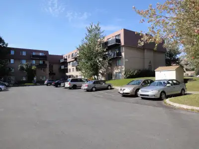 Brossard beau 41/2 rénové libre 1er Mars 2026 situé au dernier étages d'un immeuble tranquille près...