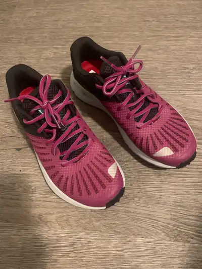 Like new. Size 8. Extreme comfort and support with form foot bed.