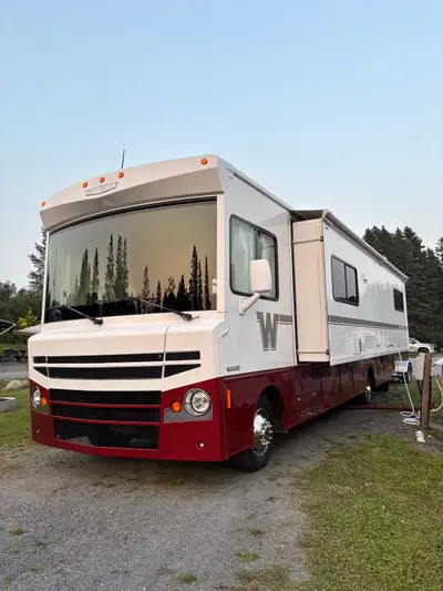 Winnebago Brave 31C 2015 mis en service en 2016 , 59600km , moteur Ford V10 , génératrice 5500 , 32’...