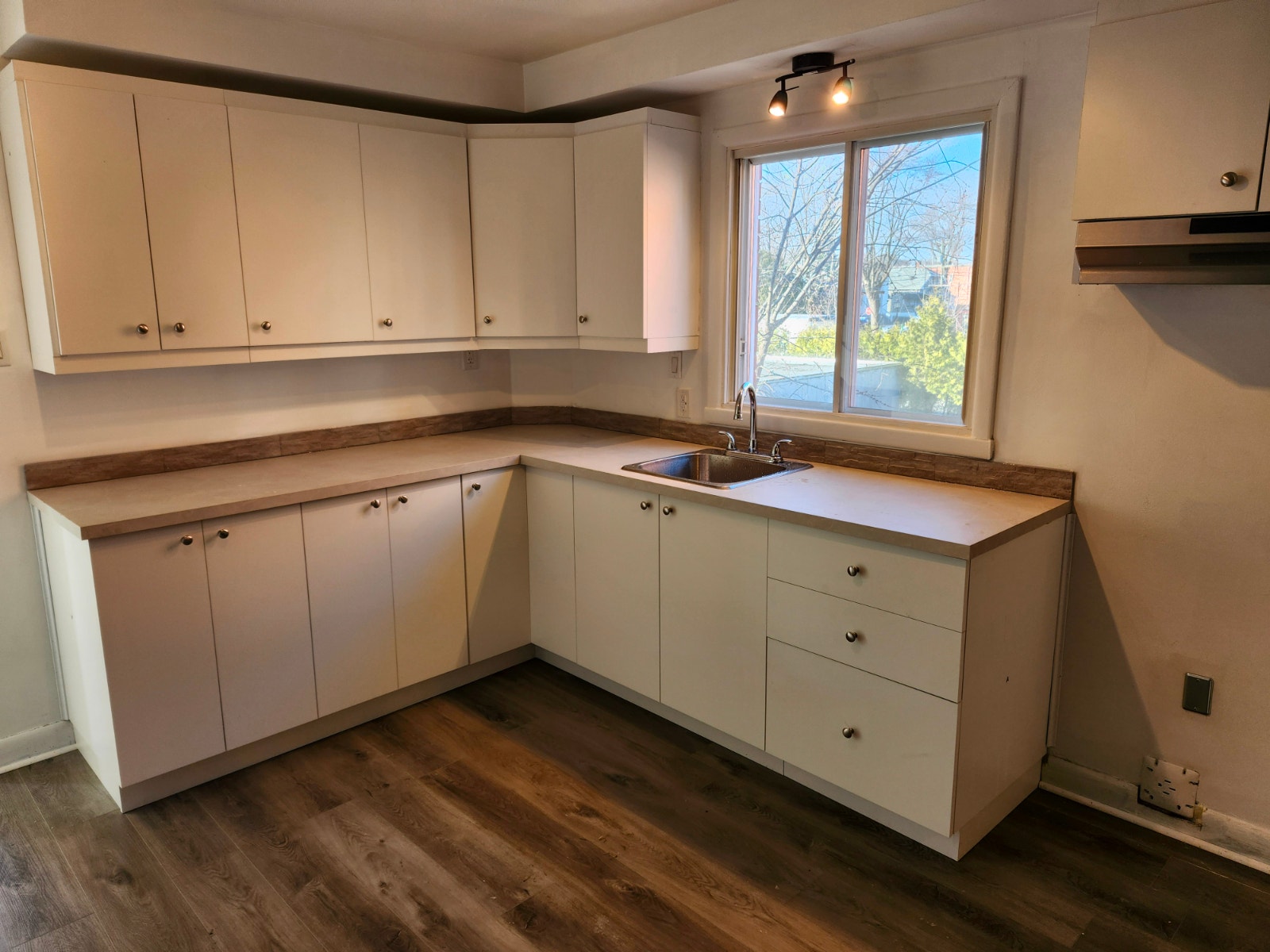 4 1/2 Appartement A Louer Sur la Rue René-Philippe A Lemoyne — photo 1