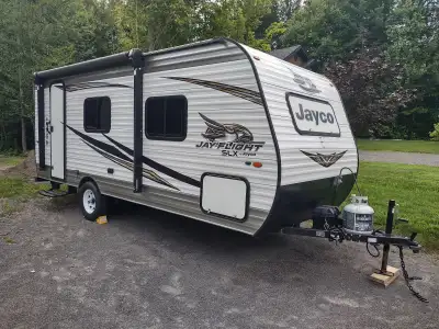 Roulotte Jayco Jay Flight slx 195RB Année : 2019 Longueur : 19’ (21,8 pi (Longueur total), Largeur :...