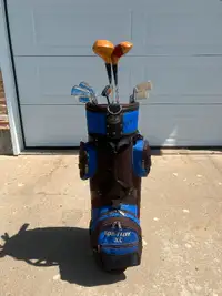 Wilson Crest Club Set - Complete with Bag and Pull Cart