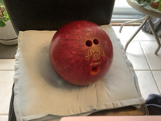 12 pound bowling ball with case  in Other in Mississauga / Peel Region - Image 2