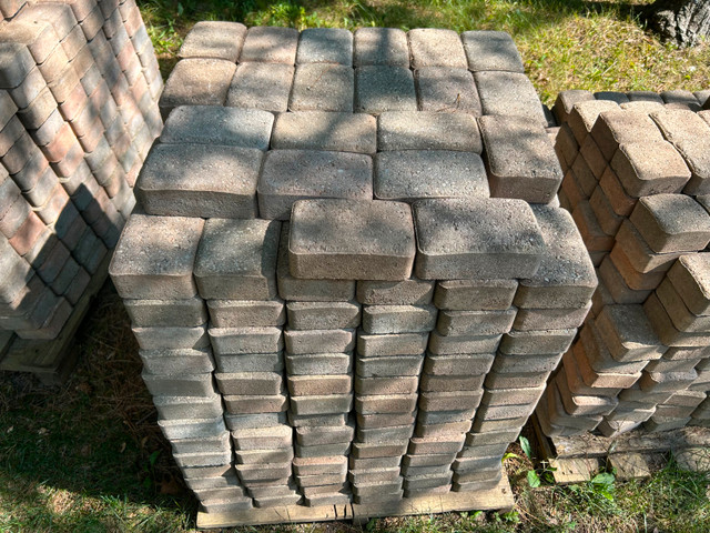 Interlocking patio stones in Other in Oakville / Halton Region - Image 4