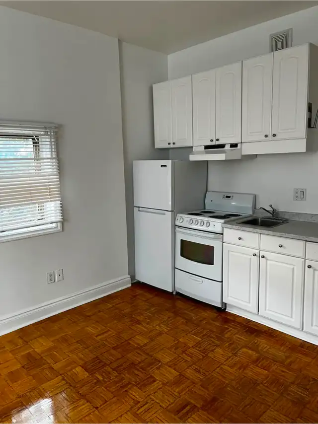 Downtown Toronto Bachelor Apartment for Rent