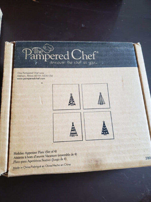Beautiful Pampered Chef Christmas set (1large/4small plates) in Kitchen & Dining Wares in City of Halifax - Image 2