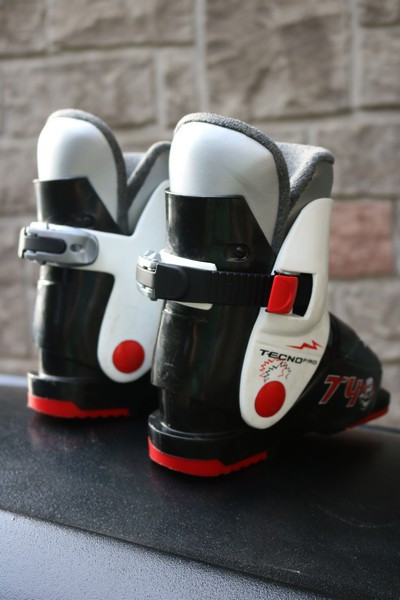 Ski boots youth size 17.5 tecno pro US 9 (to 10) 212mm sole len in Ski in City of Toronto - Image 4
