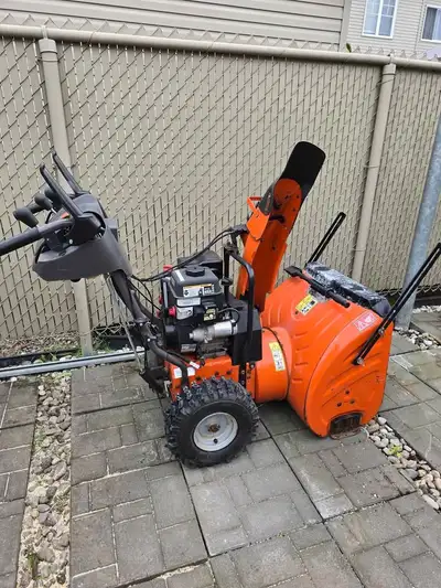 Souffleuse hydrostatique Husqvarna 24 acheté en 2018 . cherche d, View more