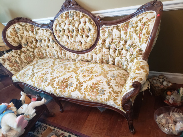 striking antique Victorian couch in Couches & Futons in Strathcona County - Image 2