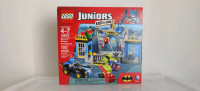 LEGO Juniors 10672 Batman Defend The Batcave  Batmobile new