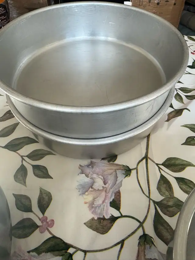 Set of 5 Aluminum Mixing Bowls and 2 Cake Pans in Kitchen & Dining Wares in Calgary - Image 4