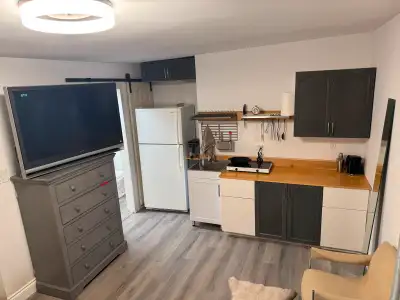 Bachelor Suite - Beechwood Village