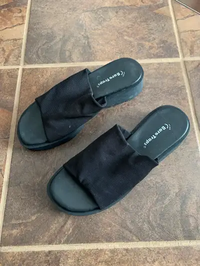 New Bare Traps sandals, size 7, View more