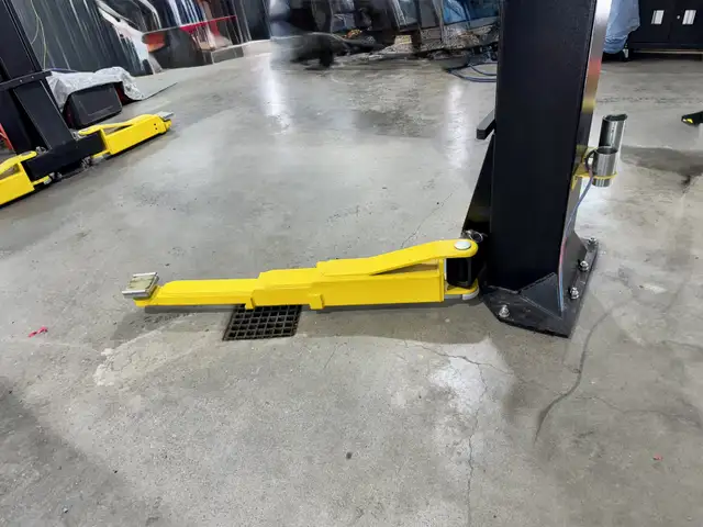 Lifts extra large Challenger 12,000LBS, 10 pieds entre poteaux in Other Business & Industrial in Granby - Image 4