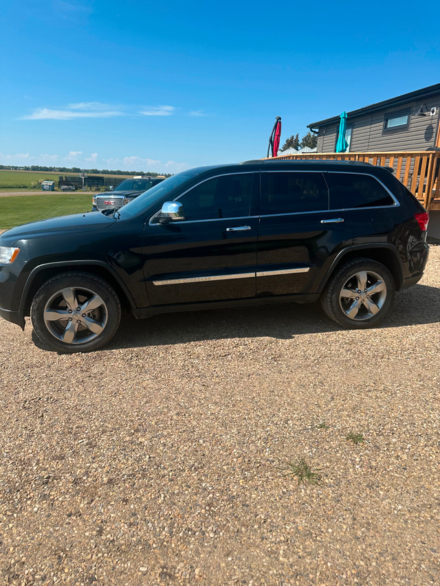 2012 Jeep Grand Cherokee Overland in Cars & Trucks in Calgary