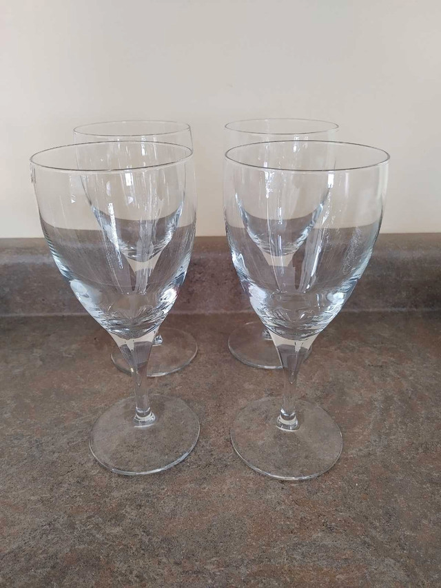 4 Wine Glasses in Kitchen & Dining Wares in St. Catharines