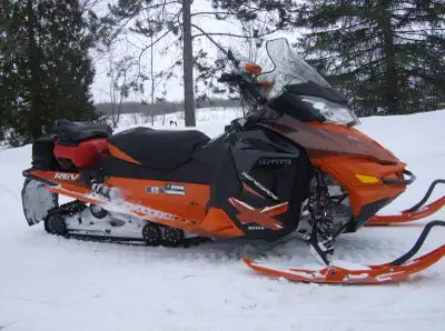 Tout équipé pour la trail, suspension Quick Adjust, skid plate, 2 pare-brises, 2 réservoirs auxiliai...