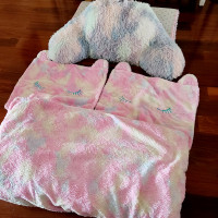 EUC Girl Room Rainbow/Unicorn Que Bed Set Including Rug, Pillow