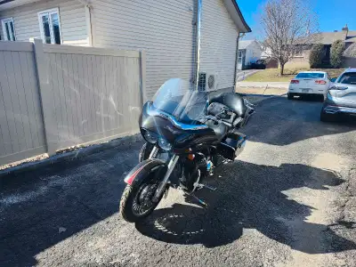 Harley Davidson Road Glide 2011. FLTRU touring. Merlot color. Stage 1 motor package. Rider back rest...