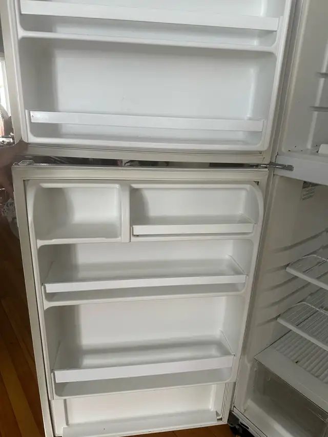 fridge / réfrigérateur in Refrigerators in City of Montréal - Image 4