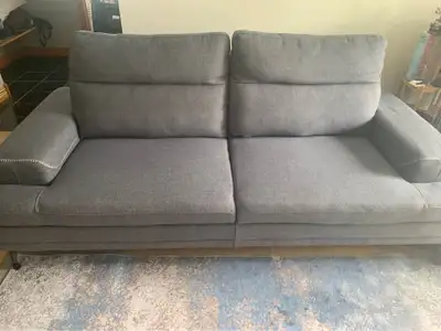 Beau grand et large divan 4 places (large) avec jambe allongé..., View more