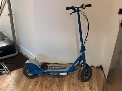I’m selling this Razor E300 electric scooter. This is a really powerful scooter just need a new batt...