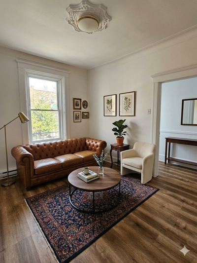 2 min walking distance to Lasalle Metro right on the green line. Newly renovated 4 1/2 apartment loc...