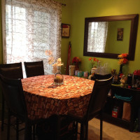 Belle table bistro en verre avec 4 hautes chaises brunes