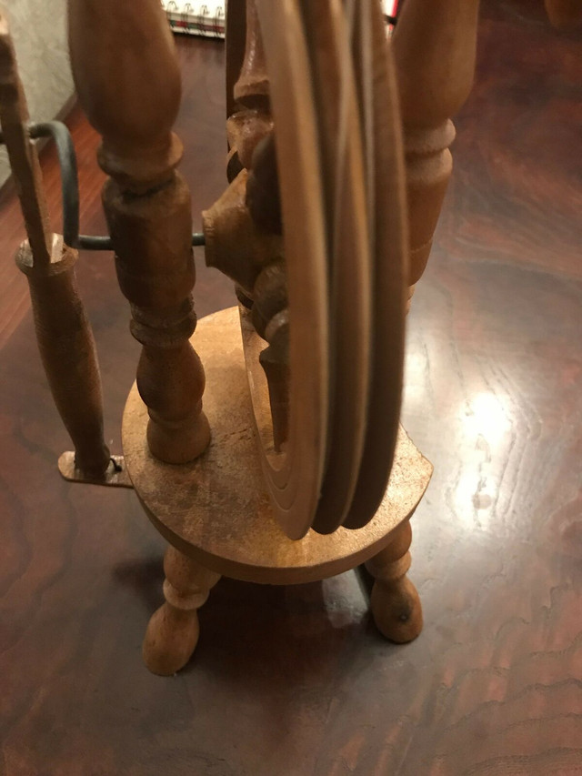 Vintage hand made wooden miniature spinning wheel.15” in Arts & Collectibles in Markham / York Region - Image 3