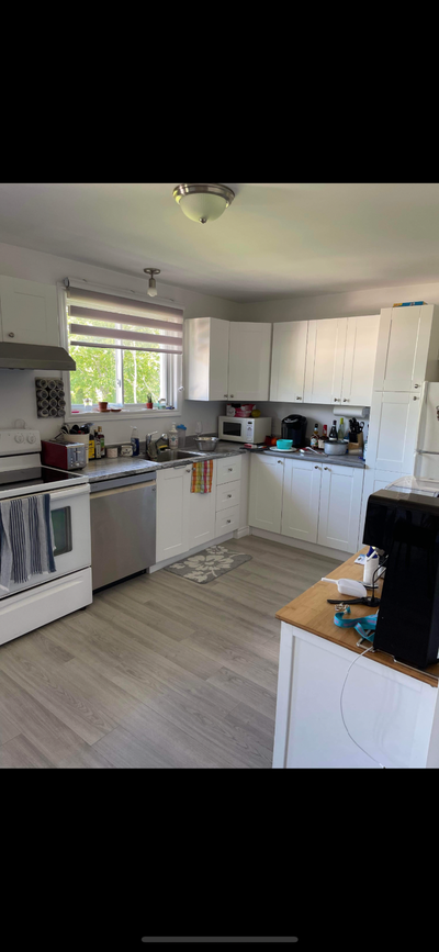 Grand haut de maison refait à neuf . Tout inclus ( meublé au complet , chauffé et éclairé, câble et...